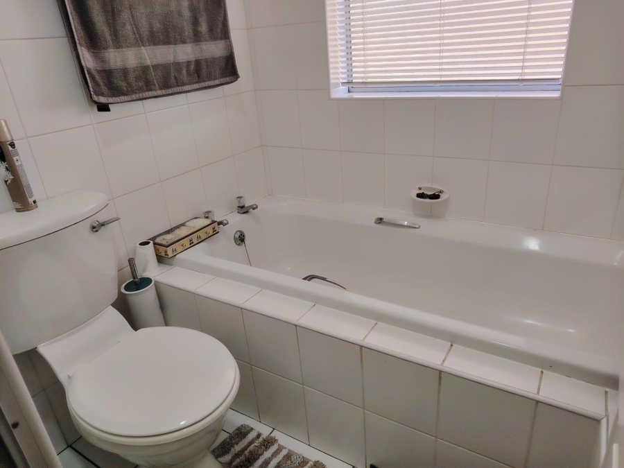 To Let 2 Bedroom Property for Rent in Uitzicht Western Cape